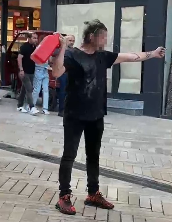 Kocaeli’nin İzmit ilçesinde bir kişi, üzerine benzin dökerek kendini yakmaya