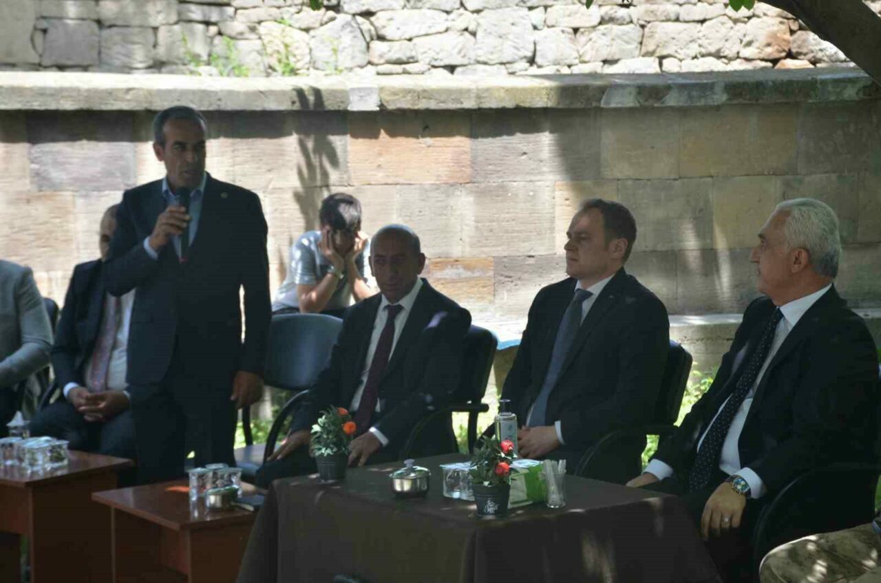 Muş Valisi Avni Çakır, vatandaşların konforunu artırmak için gece gündüz