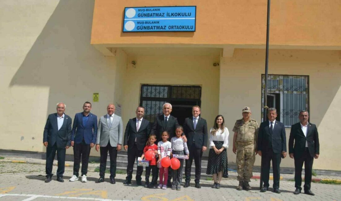Muş Valisi Avni Çakır, öğrencilerle bir araya gelerek, “Kitap okumak,