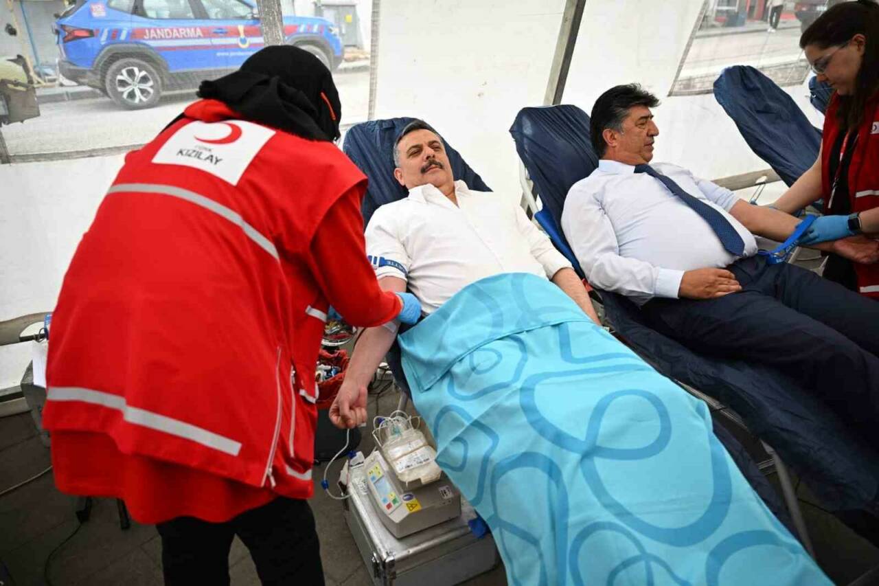 Erzurum Valisi Mustafa Çiftçi, “Birbirimize Candan Bağlıyız Pasinler” kan bağışı