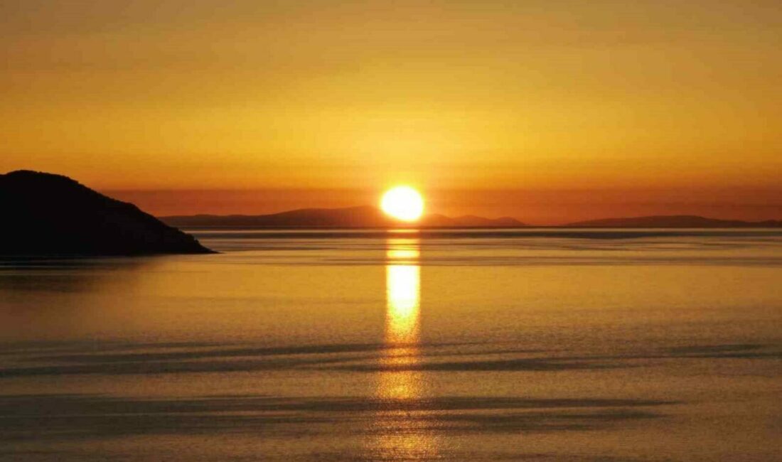 Bitlis’in Tatvan ilçesinde Van Gölü üzerinde doğan güneşin oluşturduğu görüntü