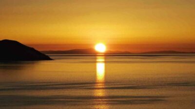 Bitlis’in Tatvan ilçesinde Van Gölü üzerinde doğan güneşin oluşturduğu görüntü