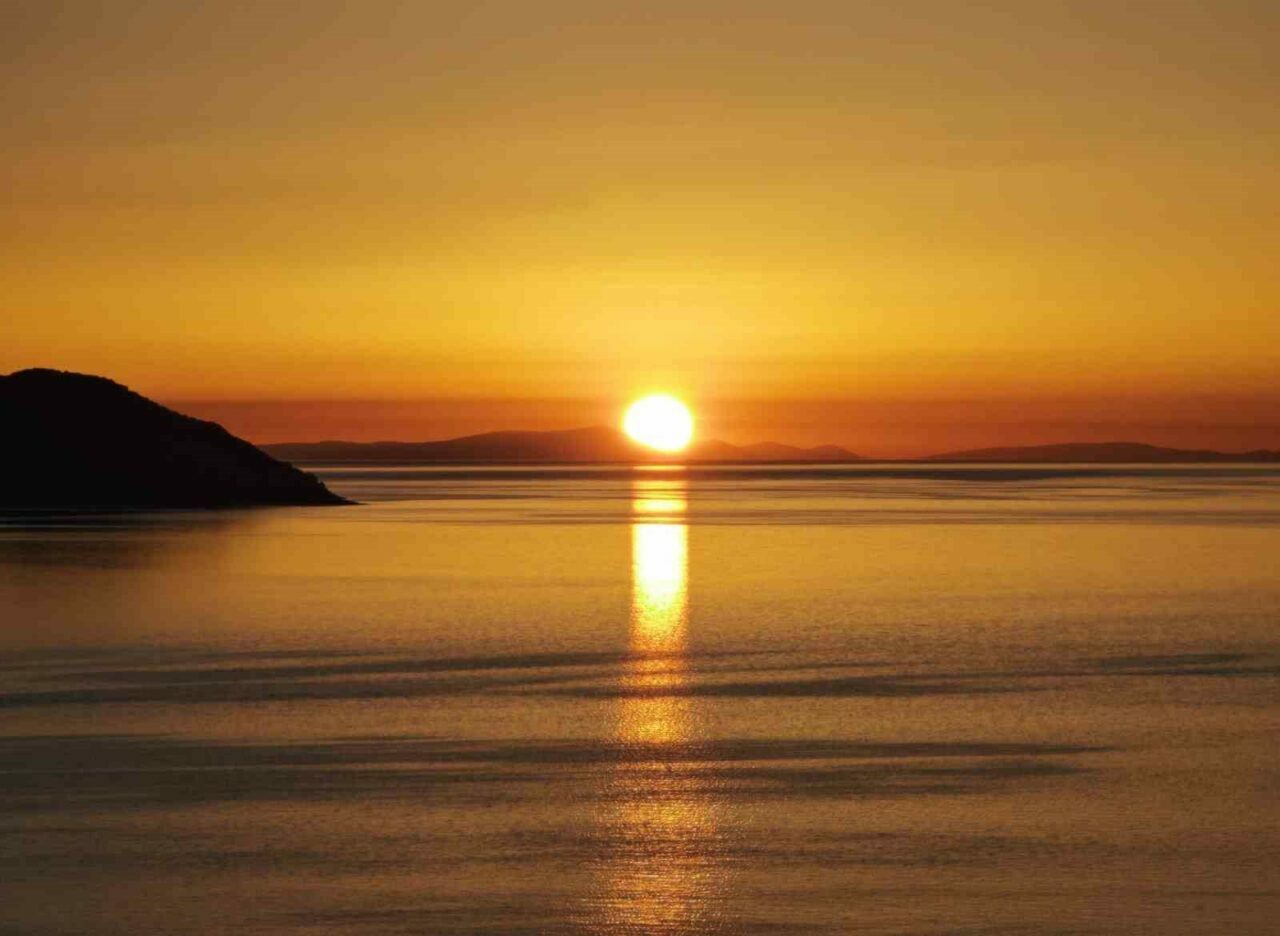 Bitlis’in Tatvan ilçesinde Van Gölü üzerinde doğan güneşin oluşturduğu görüntü