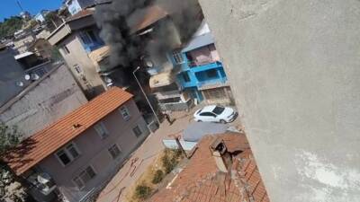 Kocaeli’nin İzmit ilçesinde 3 katlı binada çıkan yangın, bitişiğindeki binaya