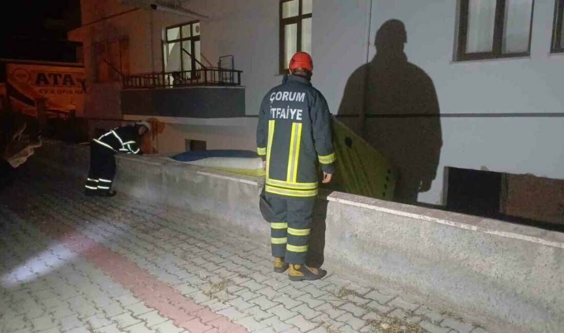 Çorum’da 3 katlı binanın çatısına çıkarak intihar girişiminde bulunan şahıs