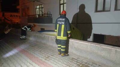 Çorum’da 3 katlı binanın çatısına çıkarak intihar girişiminde bulunan şahıs