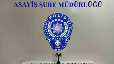 Sakarya’nın Adapazarı ilçesinde gümüş eşya satan dükkanın camını kırarak 70