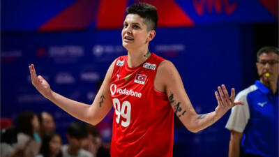 Milli voleybolcu Ebrar Karakurt, Brezilya maçında üçüncü seti kaybettikten sonra