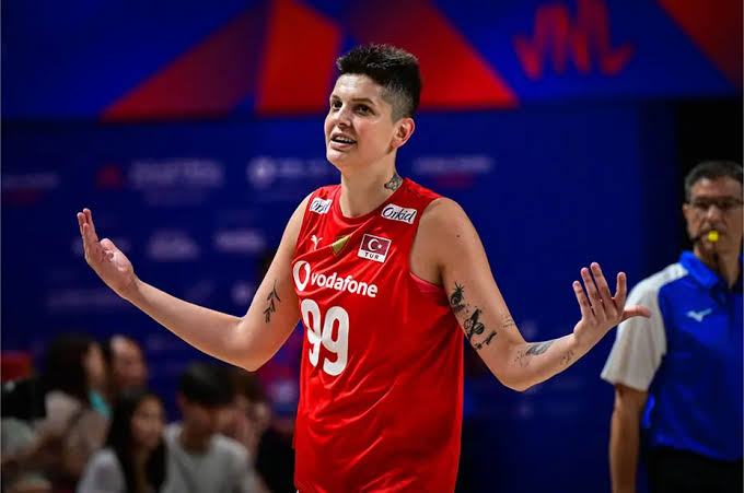 Milli voleybolcu Ebrar Karakurt, Brezilya maçında üçüncü seti kaybettikten sonra