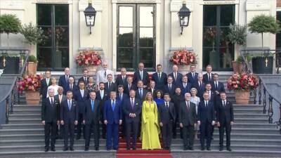 Cumhurbaşkanı Recep Tayyip Erdoğan, NATO Liderler Zirvesi kapsamında çekilen aile