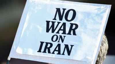 LONDRA (AA) – İngiltere’nin başkenti Londra’daki ABD Büyükelçiliği önünde toplanan