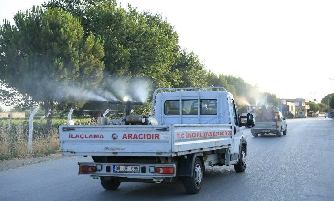 Aydın’ın İncirliova ilçesi Acarlar Mahallesi’nde sivrisinek ve haşerelere karşı ilaçlama