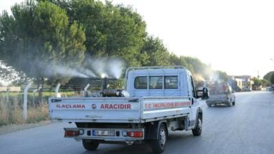 Aydın’ın İncirliova ilçesi Acarlar Mahallesi’nde sivrisinek ve haşerelere karşı ilaçlama