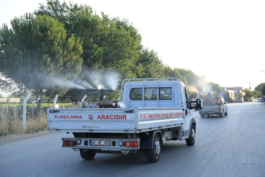 Aydın’ın İncirliova ilçesi Acarlar Mahallesi’nde sivrisinek ve haşerelere karşı ilaçlama
