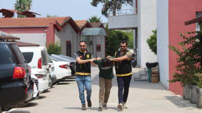 ADANA (AA) – Adana’da 2 genci otoyol kenarında darbeden şüpheli,