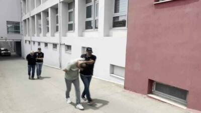 Adana’da uyuşturucu satıcılarına yönelik düzenlenen operasyonda 2 torbacı tutuklandı. Alınan