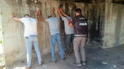 Adana’da uyuşturucu ile mücadele kapsamında parklar, bahçeler, köprü altları ve