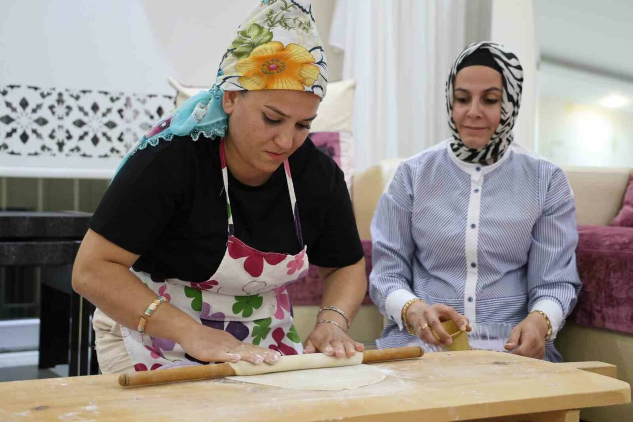 Adana’nın Kozan ilçesinde dayanışma örneği sergileyen 2 kadın bayram öncesi