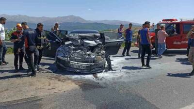 Adilcevaz Kaymakamı Nurhalil Özçelik ve şoförü, geçirdikleri trafik kazasında hafif