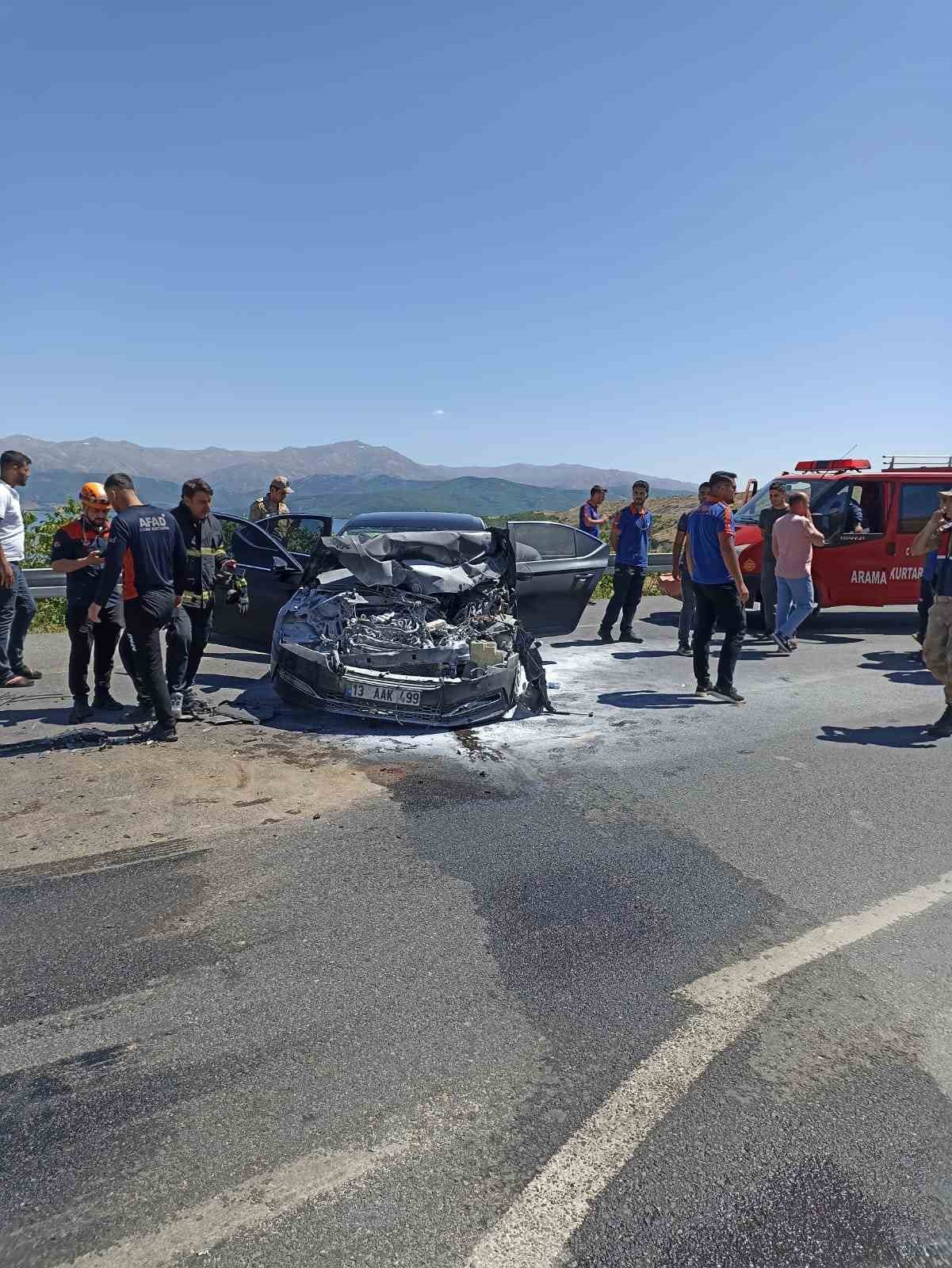 Adilcevaz Kaymakamı Nurhalil Özçelik ve şoförü, geçirdikleri trafik kazasında hafif