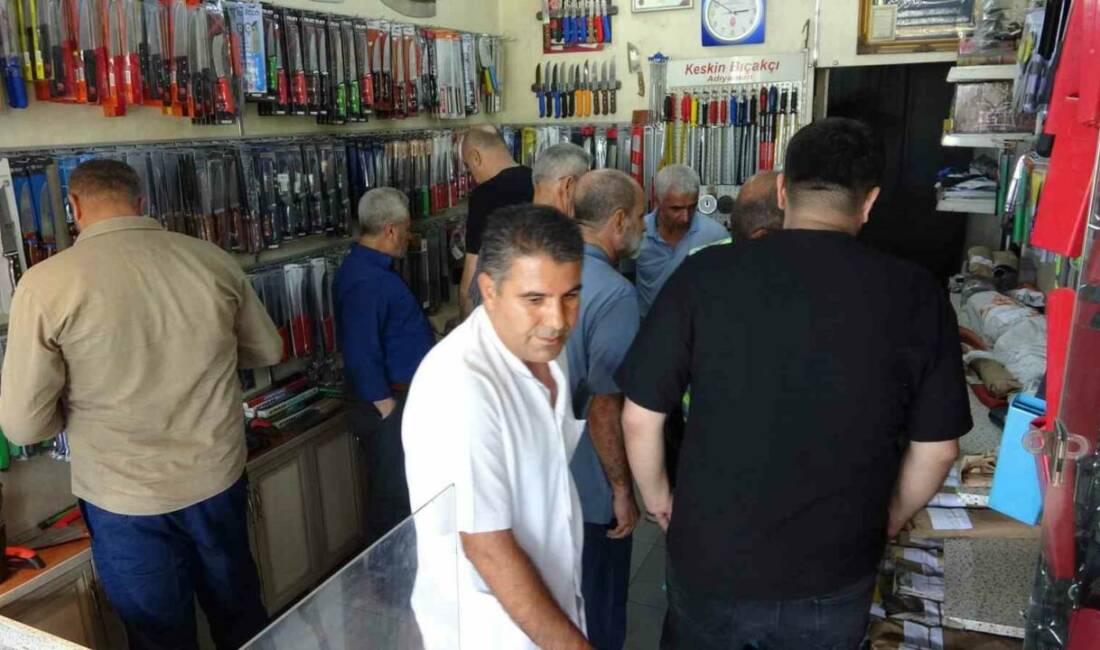 Adıyaman’da yaklaşan Kurban Bayramı öncesinde bıçak bileyen ve satışını yapan