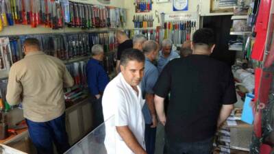 Adıyaman’da yaklaşan Kurban Bayramı öncesinde bıçak bileyen ve satışını yapan