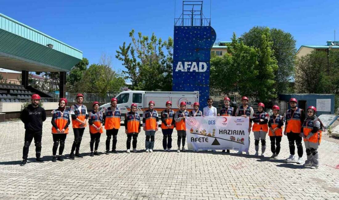 Van İl AFAD Müdürlüğü görevlileri tarafından Bitlis Genç Kızılay ekibine