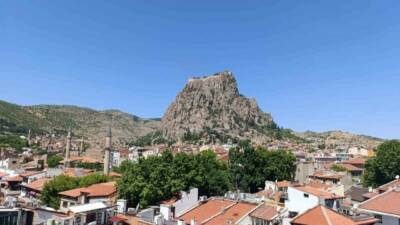 Afyonkarahisar yeni haftaya sıcak ve açık bir hava ile başlarken,