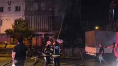 Denizli’de, bir binanın bahçesinde bulunan ağaç henüz bilinmeyen neden dolayı