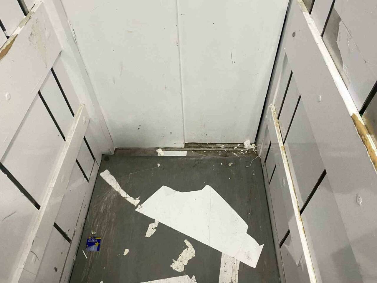 Ağrı Belediyesinde bulunan ve adeta kullanılamaz halde olan asansör tehlike