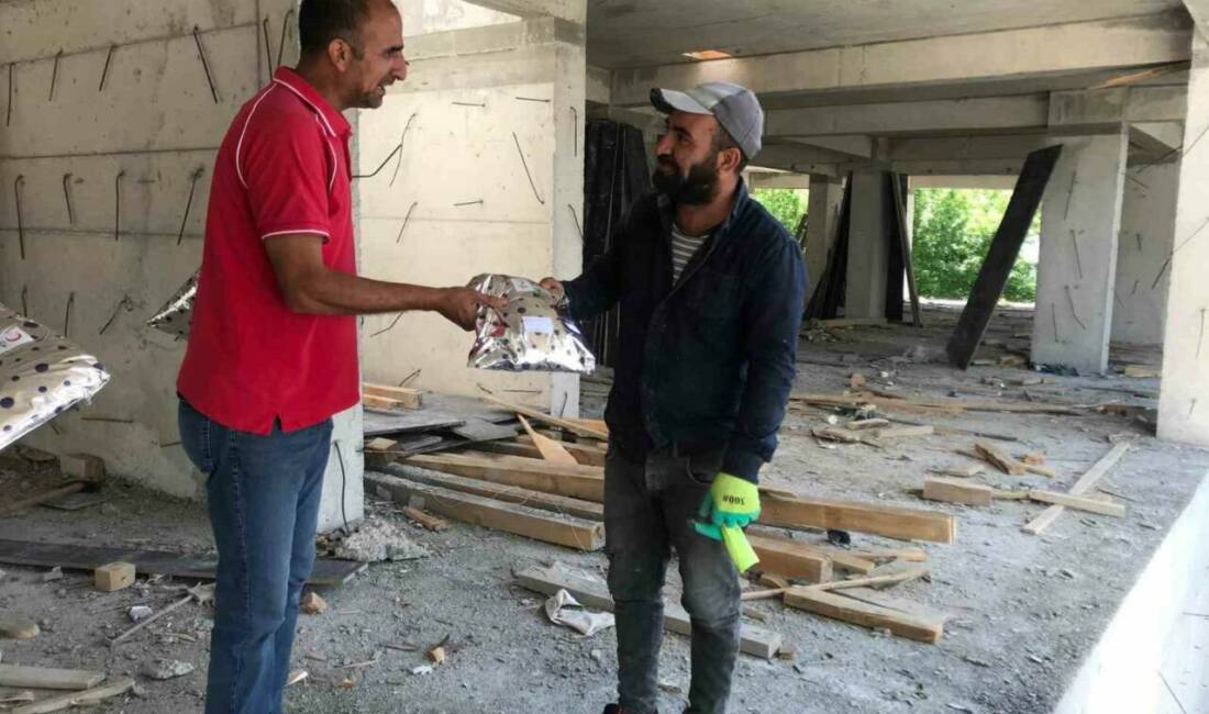 Kızılay Ağrı gönüllüleri, Babalar Günü dolayısıyla çeşitli işlerde çalışan babaların