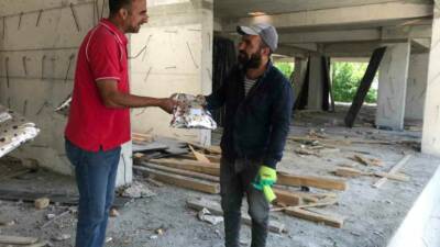 Kızılay Ağrı gönüllüleri, Babalar Günü dolayısıyla çeşitli işlerde çalışan babaların