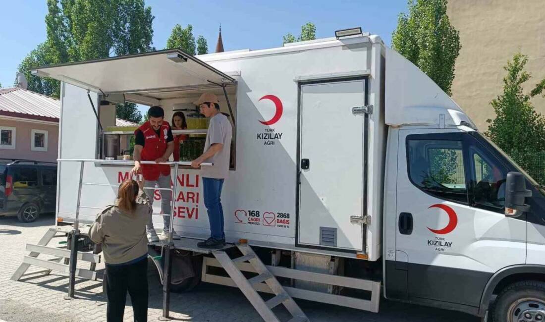 Türk Kızılay Ağrı Şubesi gönüllüleri, Yükseköğretim Kurumları Sınavı’nın (YKS) ilk