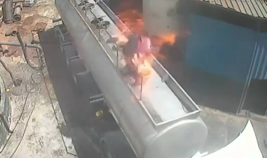 Gaziantep’in Nizip ilçesinde ayçiçek yağı fabrikasında bir işçinin ağzında sigara