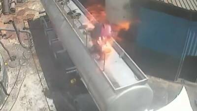 Gaziantep’in Nizip ilçesinde ayçiçek yağı fabrikasında bir işçinin ağzında sigara