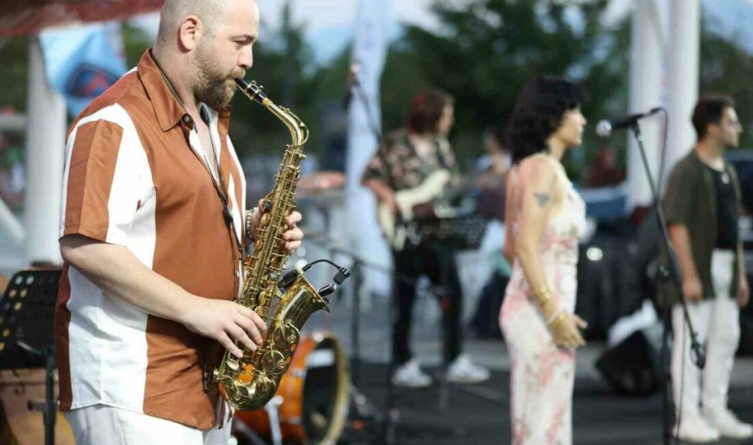 Antalya Büyükşehir Belediyesi’nin şehrin farklı noktalarında gerçekleştirdiği “Müzik Şehrin Kalbinde”