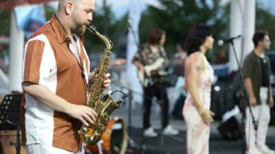 Antalya Büyükşehir Belediyesi’nin şehrin farklı noktalarında gerçekleştirdiği “Müzik Şehrin Kalbinde”