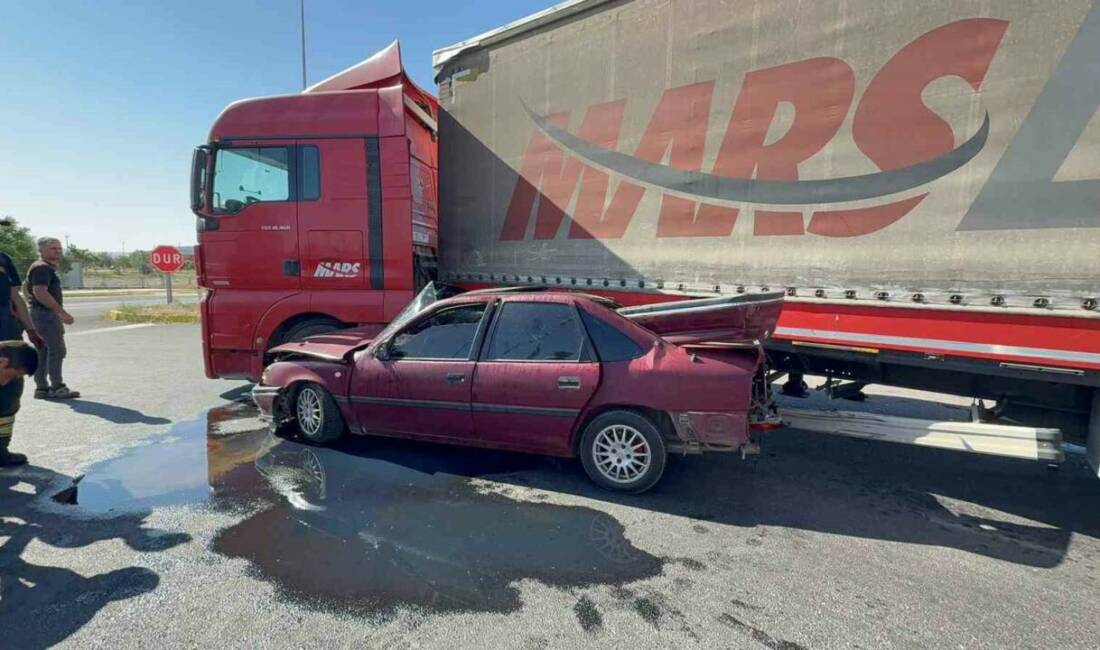 Aksaray’da tır ile otomobilin çarpışması sonucu meydana gelen trafik kazasında