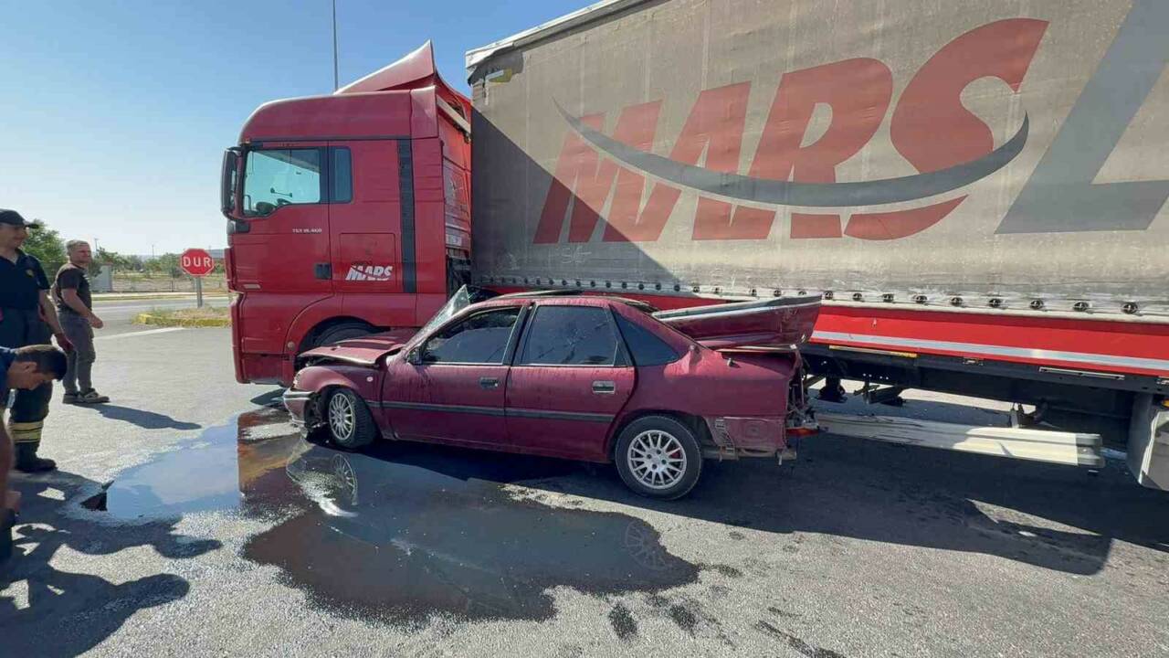 Aksaray’da tır ile otomobilin çarpışması sonucu meydana gelen trafik kazasında