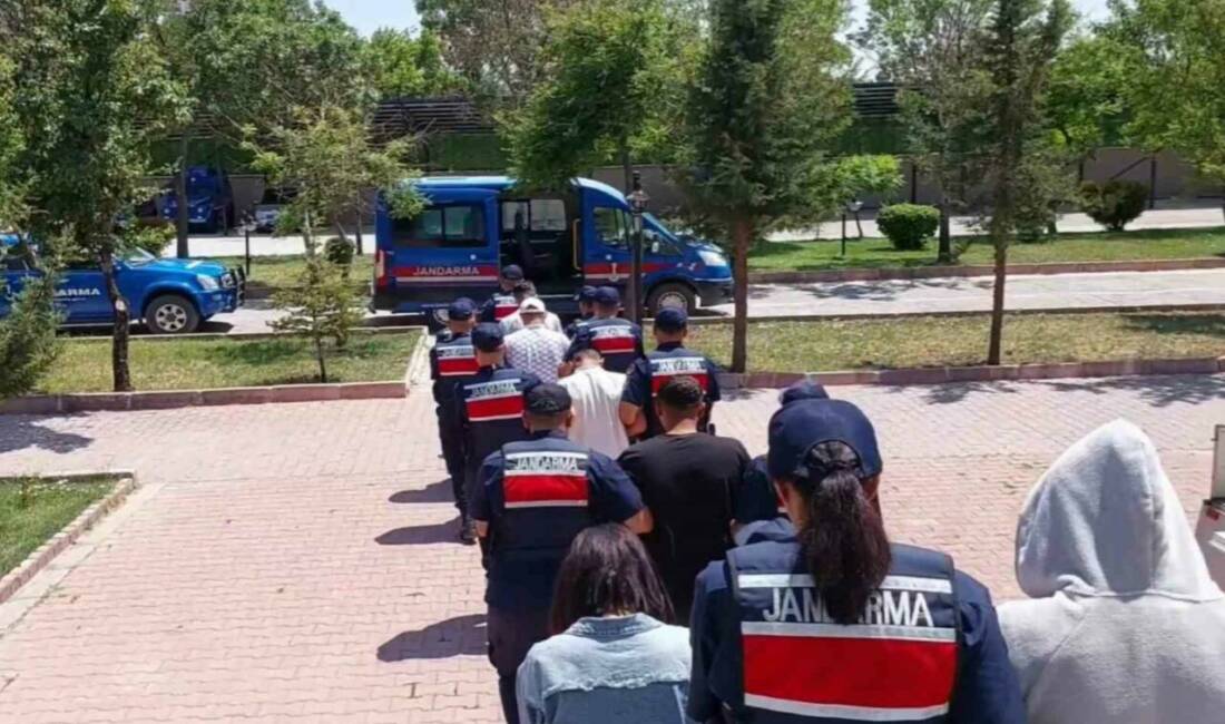 Aksaray’da jandarmanın uyuşturucu tacirlerine yönelik düzenlediği operasyonda gözaltına alınan 5