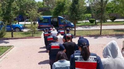 Aksaray’da jandarmanın uyuşturucu tacirlerine yönelik düzenlediği operasyonda gözaltına alınan 5