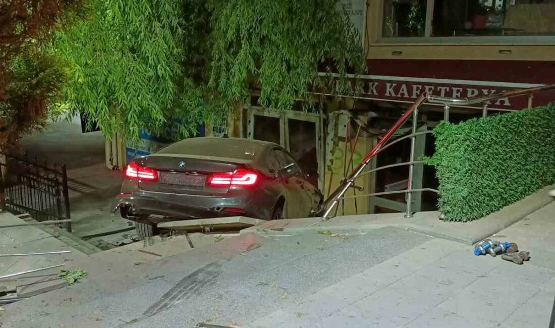 Ankara’nın Akyurt ilçesinde bir otomobil Cumhuriyet Meydanı’nda çay ocağının bulunduğu