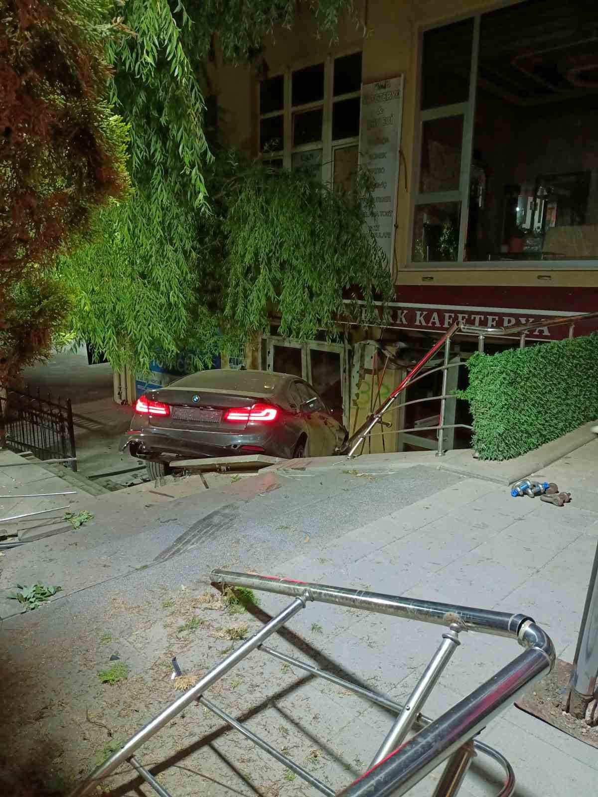 Ankara’nın Akyurt ilçesinde bir otomobil Cumhuriyet Meydanı’nda çay ocağının bulunduğu