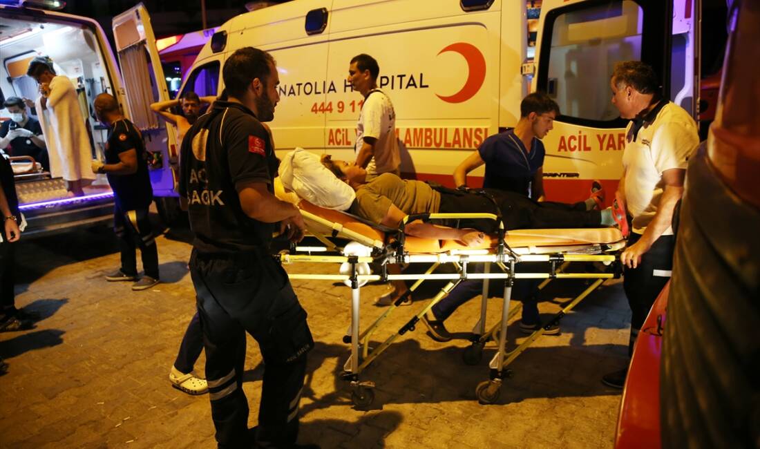 - Boşaltılan otelde dumandan etkilenenlerden 2 kişi hastaneye kaldırıldı