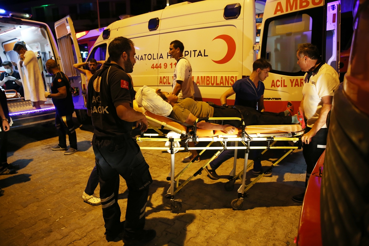 - Boşaltılan otelde dumandan etkilenenlerden 2 kişi hastaneye kaldırıldı