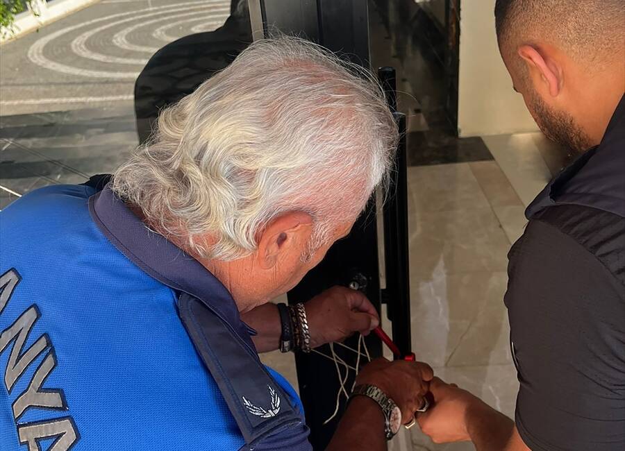 ANTALYA (AA) – Antalya’nın Alanya ilçesinde ruhsatsız çalıştırıldığı belirtilen otelin