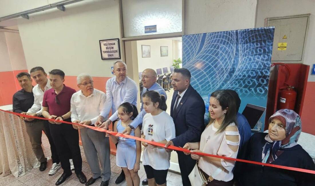 Manisa’nın Alaşehir ilçesindeki Alaşehir Ortaokulu’nda, teknolojiyi eğitimle buluşturmak amacıyla, kalp