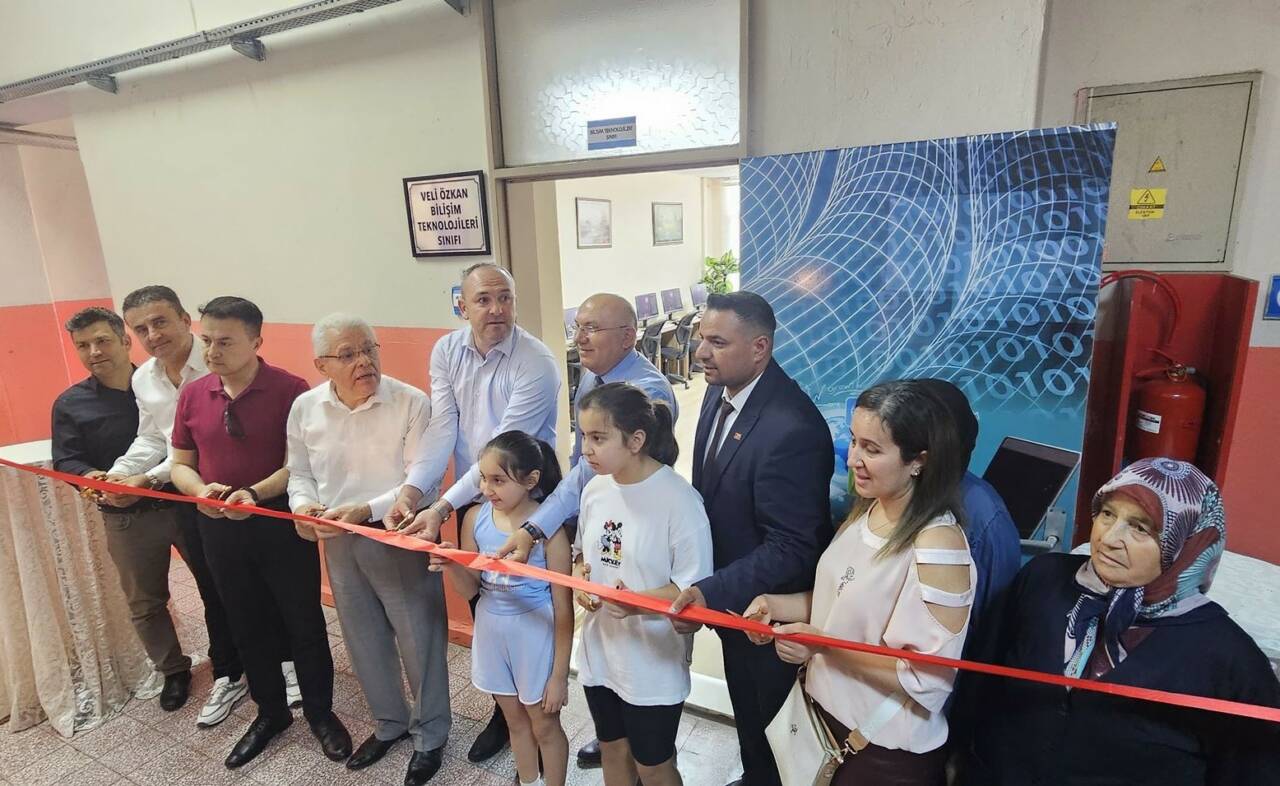 Manisa’nın Alaşehir ilçesindeki Alaşehir Ortaokulu’nda, teknolojiyi eğitimle buluşturmak amacıyla, kalp