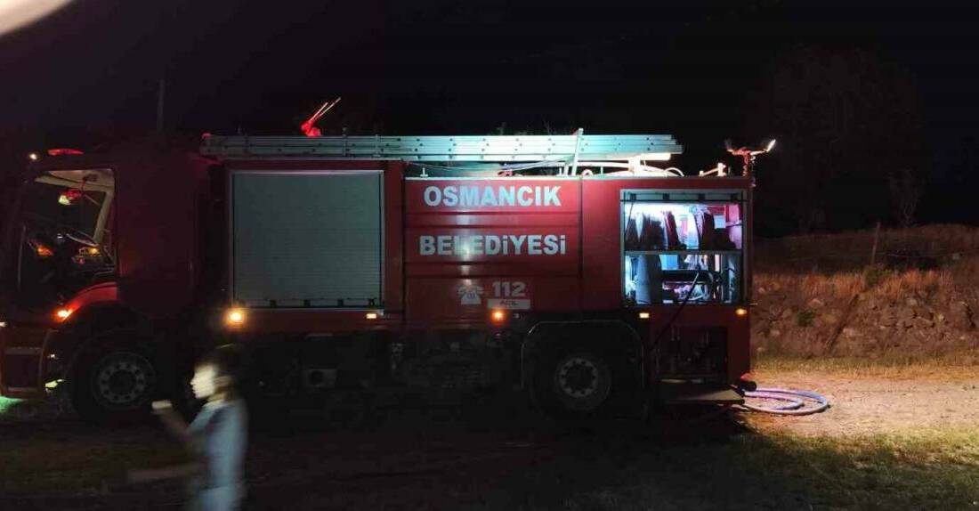 Çorum’un Osmancık ilçesinde 2 katlı evde çıkan yangın, itfaiye ekiplerinin