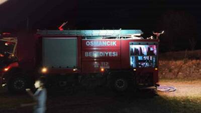 Çorum’un Osmancık ilçesinde 2 katlı evde çıkan yangın, itfaiye ekiplerinin